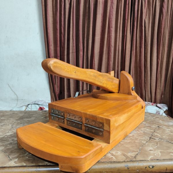 ১১ইঞ্চি  জাম্বু ফ্যামিলি সাইজ রুটি মেকার, ১০০% মেহগনি কাঠের তৈরি,খুবই মজবুত টেকসই, ৬-৭ কেজি ওজন।বৃহৎ সাইজের রুটি তৈরি হবে।